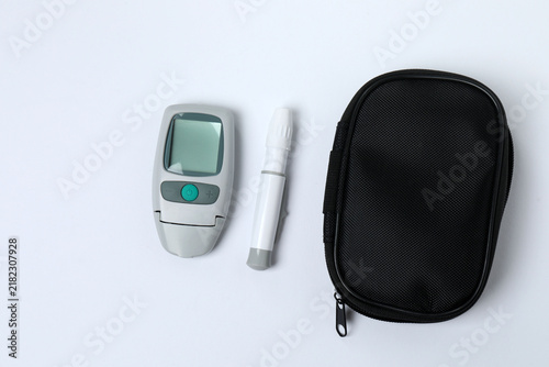 Foto Blood glucose meter with lancets, top view