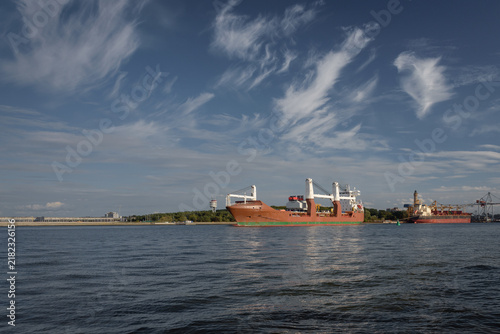 Quadro su tela MARITIME TRANSPORT - The ship is sailing out to sea with a wind turbine on board