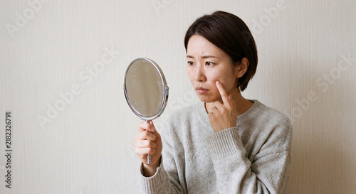 肌の悩みを抱える女性