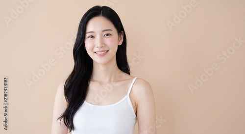 透明感のある素肌で笑顔の女性