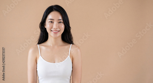 透明感のある素肌で笑顔の女性