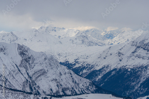 Foto Breathtaking panoramic view of majestic snow-capped mountain peaks in South Kore