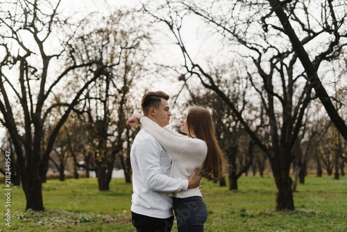 Foto Woman resting against her partner in an orchard, sharing an...