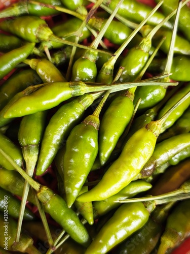 Obraz na plátně Close-Up Fresh Green Bird's Eye Chili Peppers for Spicy Culinary Cooking