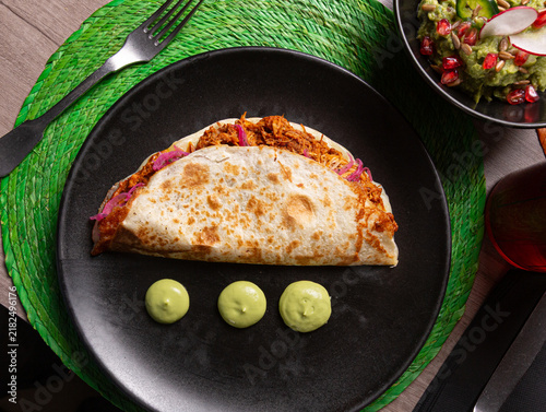 Quesadilla con cochinita pibil y guacamole