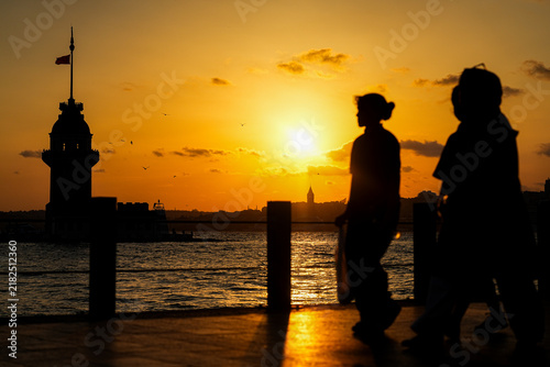 Cuadro en lienzo silhouette of a couple on a bosphorus