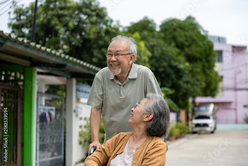Foto Elderly Asian couple smiling outdoors near neighborhood home, sharing joyful mom
