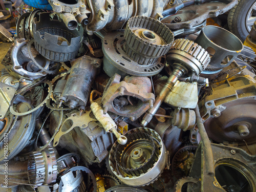 Cuadro en lienzo Close-up of Scrap Automotive Parts Pile