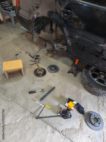 Foto Car Brake Repair in Garage with Tools
