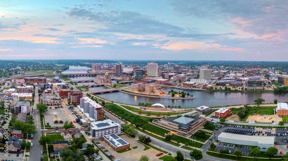 Obraz premium Cedar Rapids, Iowa, USA cityscape on the Cedar River