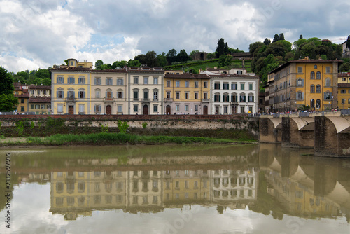 Fotografie generic buildings lining and ponte alle grazie over the arno river in Florence italy