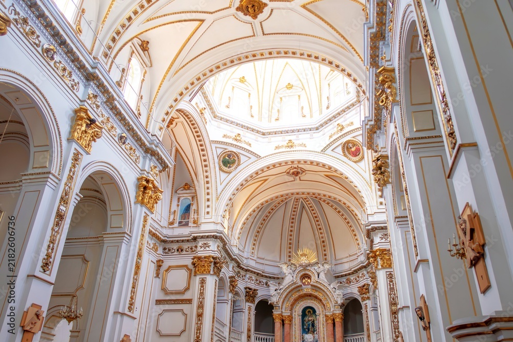 Obraz premium Altea church interior presenting ornate dome and religious artwork