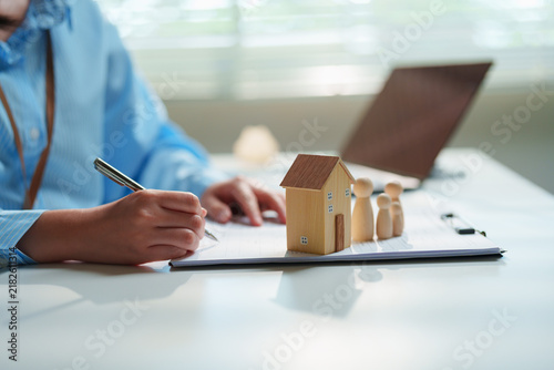 Foto Estate planning attorney drafting a living trust and will on a clipboard beside