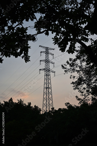 Tapety artystyczne 夕暮れの送電線