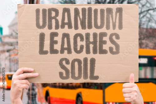Canvastavla "Uranium leaches soil" Slow contamination percolation process