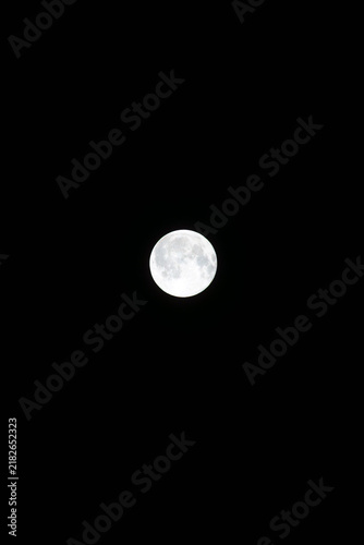 8月の夜空　美しい満月が光る03