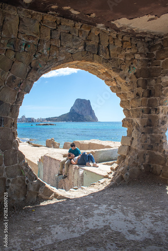 Canvastavla Couple relaxing by the sea viewing Penon de Ifach