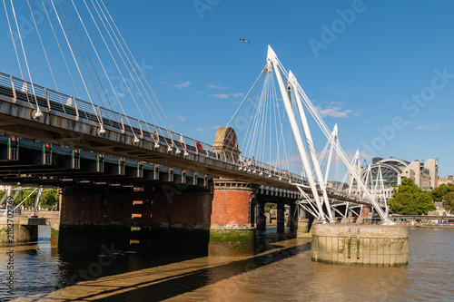 Foto Hungerford Bridge over the River Thames in London, England