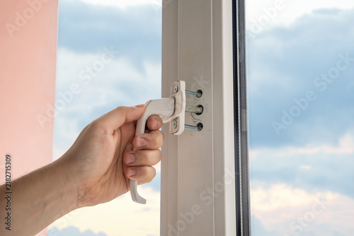 Fotografie Repair of window handle on double-glazed window, replacement and maintenance of window hardware