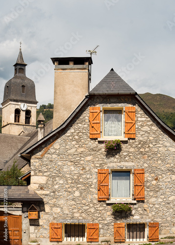 Cuadro en lienzo Stillness Between Weathered Stone Walls Beneath a Quiet Mountain Sky