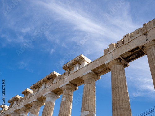 Cuadro en lienzo Perspective view of ancient Greek temple columns against blue sky