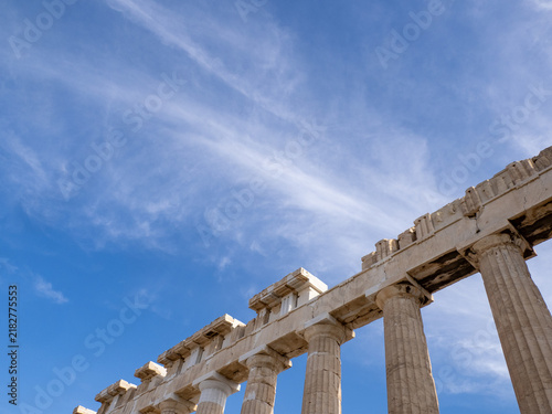 Konstfotografi Ancient temple columns and wispy clouds over the Acropolis