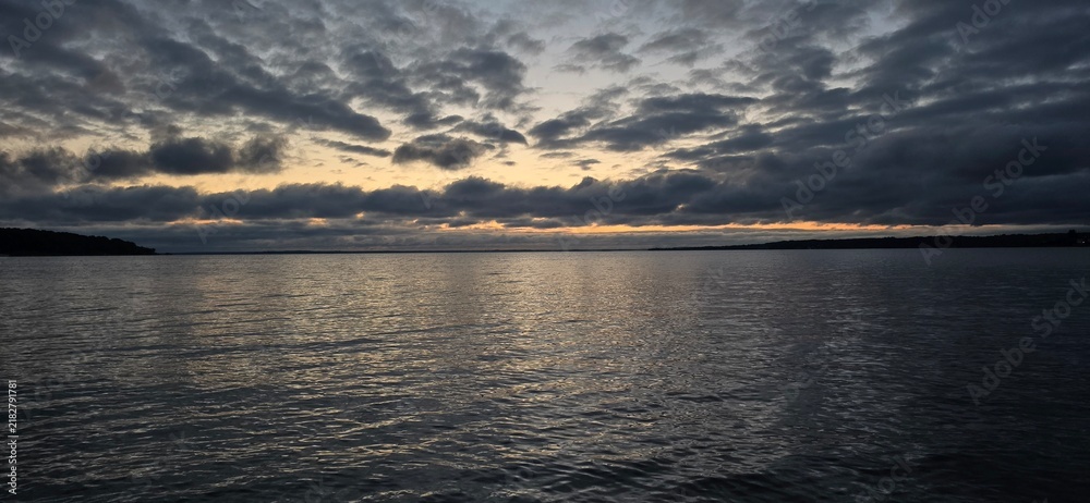 Obraz premium sunset over the lake