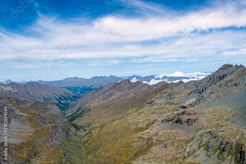Nel vallone di Soustra salendo verso il Monte Losetta, in alta Valle Varaita con uno sguardo privilegiato sul Monviso