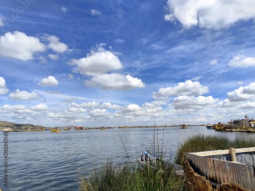 Quadro su tela Vista panorámica del lago Titicaca y las islas flotantes de los Uros en Perú