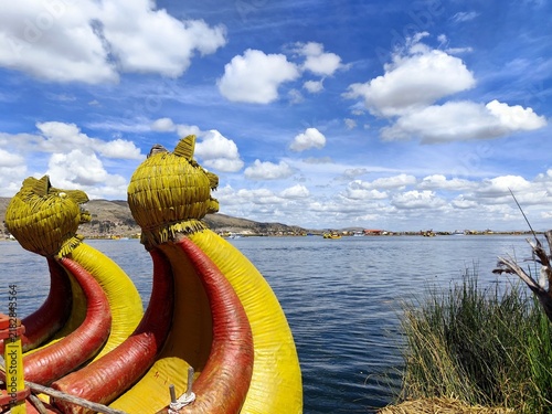 Foto Embarcaciones tradicionales de totora en las islas flotantes de los Uros, lago T