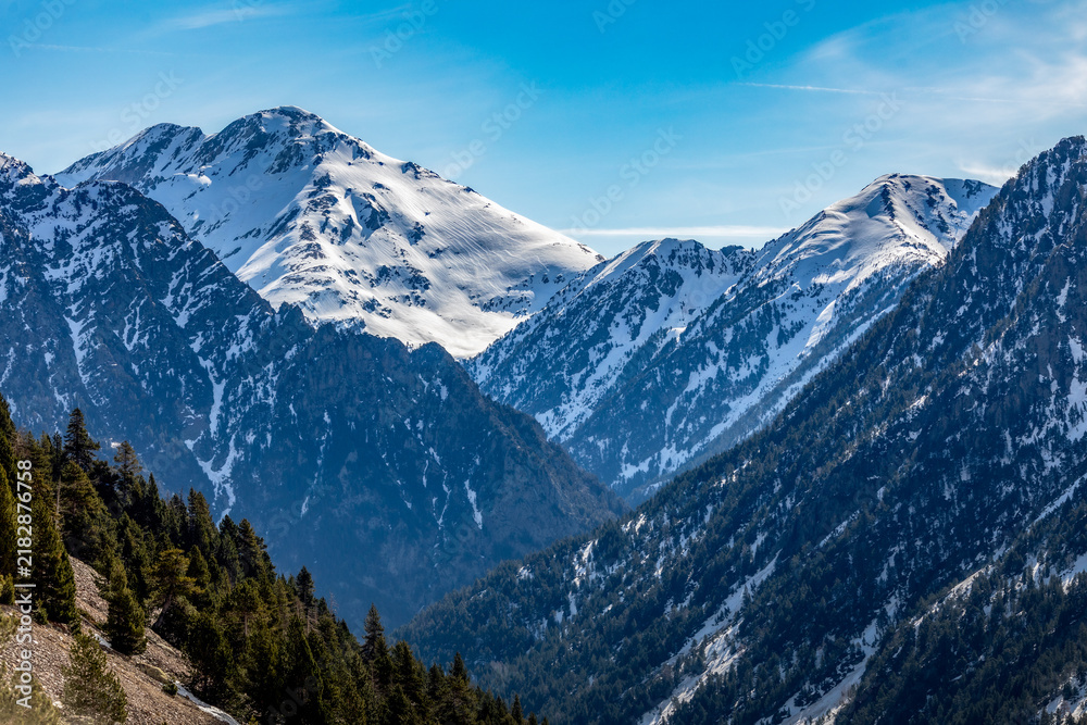 Obraz premium View of the snow-capped Barrosa valley, Chisagües, Huesca, Aragon, Spain, on a sunny day