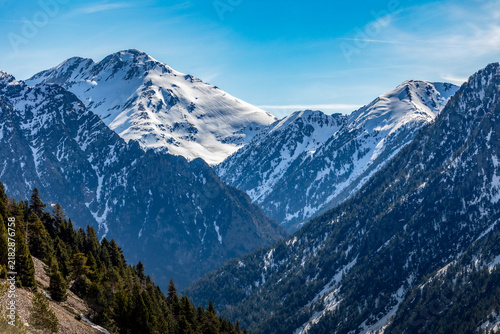 Fotografie View of the snow-capped Barrosa valley, Chisagües, Huesca, Aragon, Spain, on a s