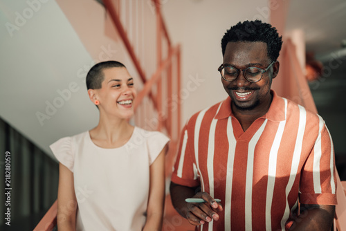 Fotografía Diverse colleagues smiling and collaborating in a modern office, fostering teamw