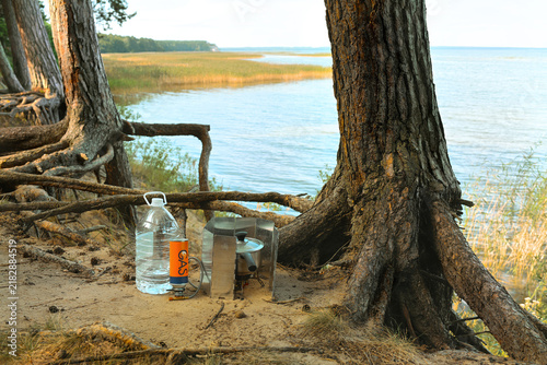Canvastavla A pot on a gas burner overlooking a blue lake