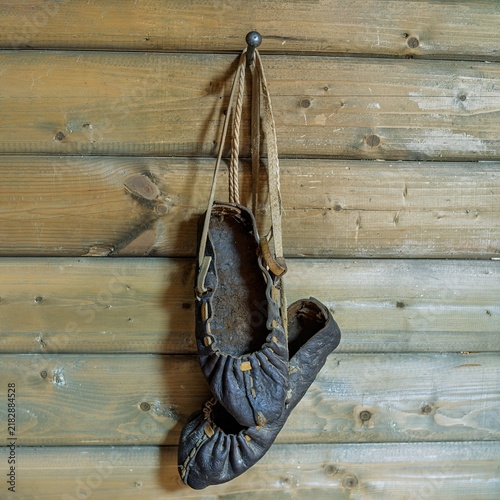 Fotografie Ancient pistons hang on a nail against a wooden wall