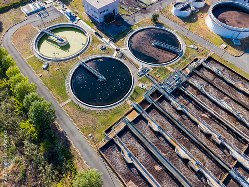 Foto Water treatment facility showing several large tanks and treatment processes in