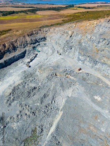 Fotografía Granite quarry with machinery and landscape in view during daylight hours