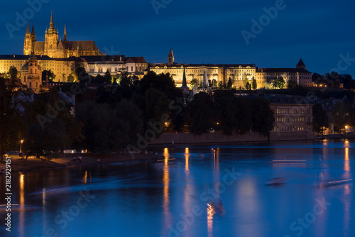 Foto View of Prague castle above Vltava river during night in Czech Republic