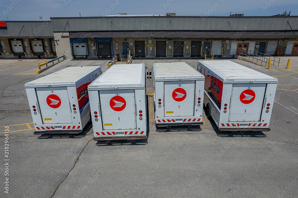 Obraz premium Canada Post delivery older step vehicle fleet. Canada’ Post is Canada's national postal service. The Crown corporation responsible for the delivery of mail: Toronto, Ontario, Canada - May 17, 2026