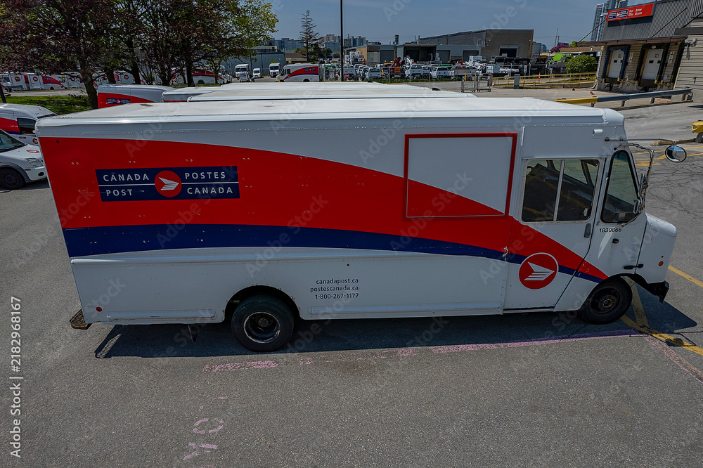 Obraz premium Canada Post delivery older step vehicle fleet. Canada’ Post is Canada's national postal service. The Crown corporation responsible for the delivery of mail: Toronto, Ontario, Canada - May 17, 2026