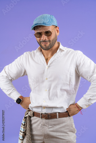 Fotografía Young adult man posing with uncertain expression