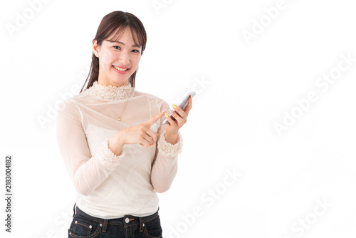 Obraz na płótnie スマホを使う若い女性