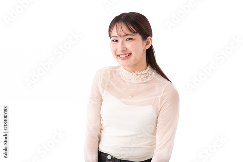 Obraz na płótnie 女性, 日本人, 笑顔, 人物, 白バック, 1人, 20代, 若い, カジュアル, 健康, ポートレート, かわいい, 東洋人, アジア人, 女の子, 私服, 学生, 大学生, 美人, 綺麗, ポーズ, ナチュラル, 爽やか, ライフスタイル, 屋内, 清潔感, 明るい, カメラ目線, スマイル, 楽しい, 白背景, 上半身, 嬉しい, 喜び, ポジティブ 