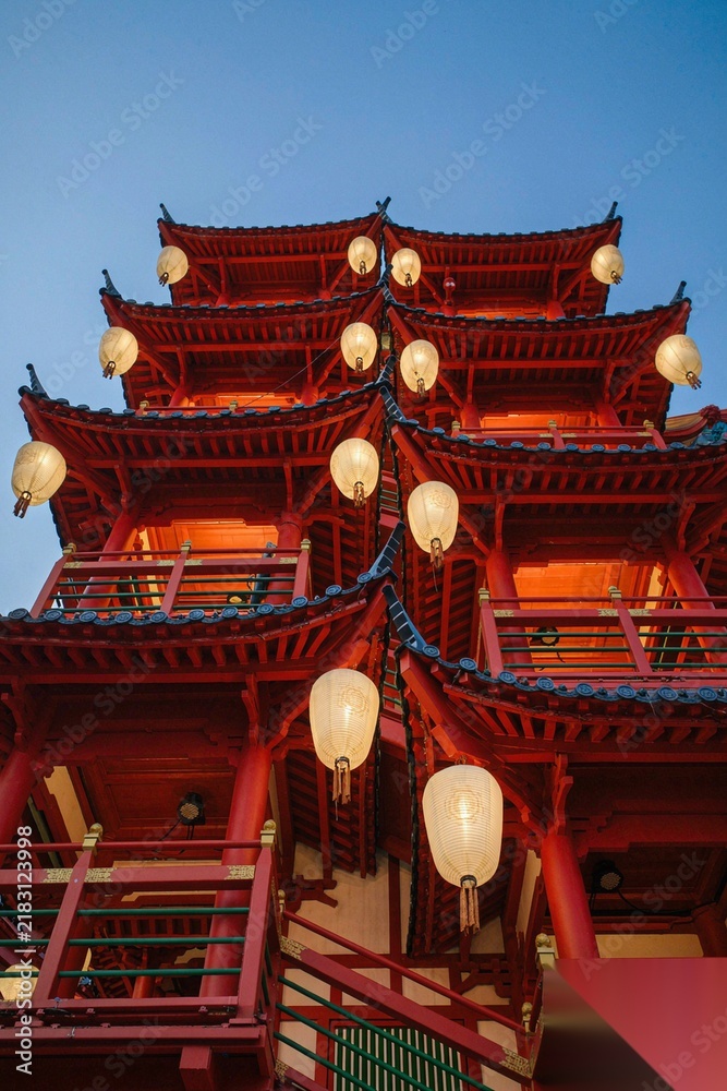 Obraz premium Illuminated Red Chinese Pagoda at Dusk with Lanterns