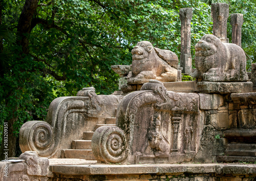 Foto The stairway which incorporates Makara Gala (dragon stone) balustrades and lion statues leads up to the ruins of the Audience Hall at the Royal Palace at the ancient Sri Lankan capital of Polonnaruwa