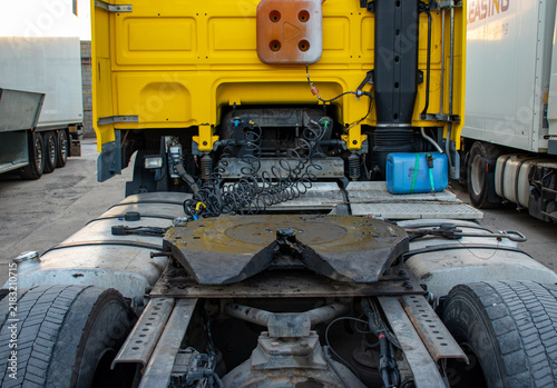 Konstfotografi Rear view of a yellow semi-truck cab showing the fifth wheel coupling plate and chassis