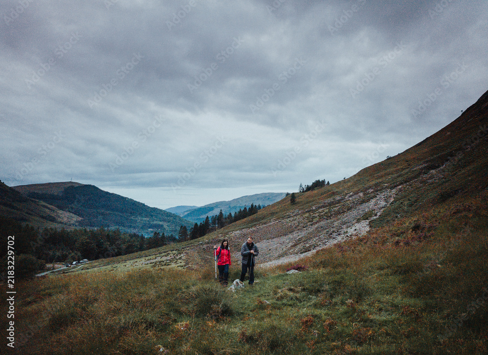 Obraz premium Couple trekking in Glen Etive, Scotland