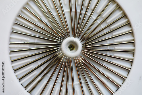 Foto Symmetrical Radial Pattern of Metal Needles on White Circular Base for Industria