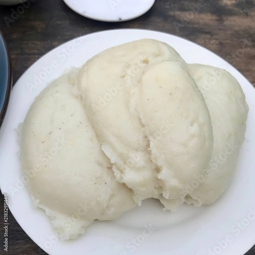 Foto Traditional Zambian nshima made from maize meal, served as a staple food with vegetables and savory side dishes