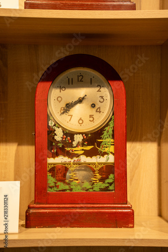 Canvastavla Vintage Red Wooden Table Clock With Decorative Landscape Dial